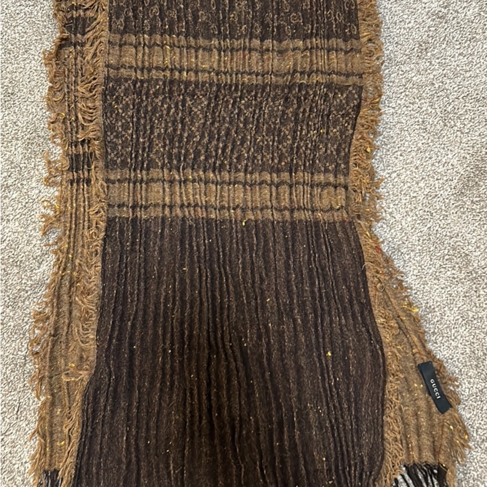 Authentic Gucci Scarf. Like new condition. Beautiful material and design.
